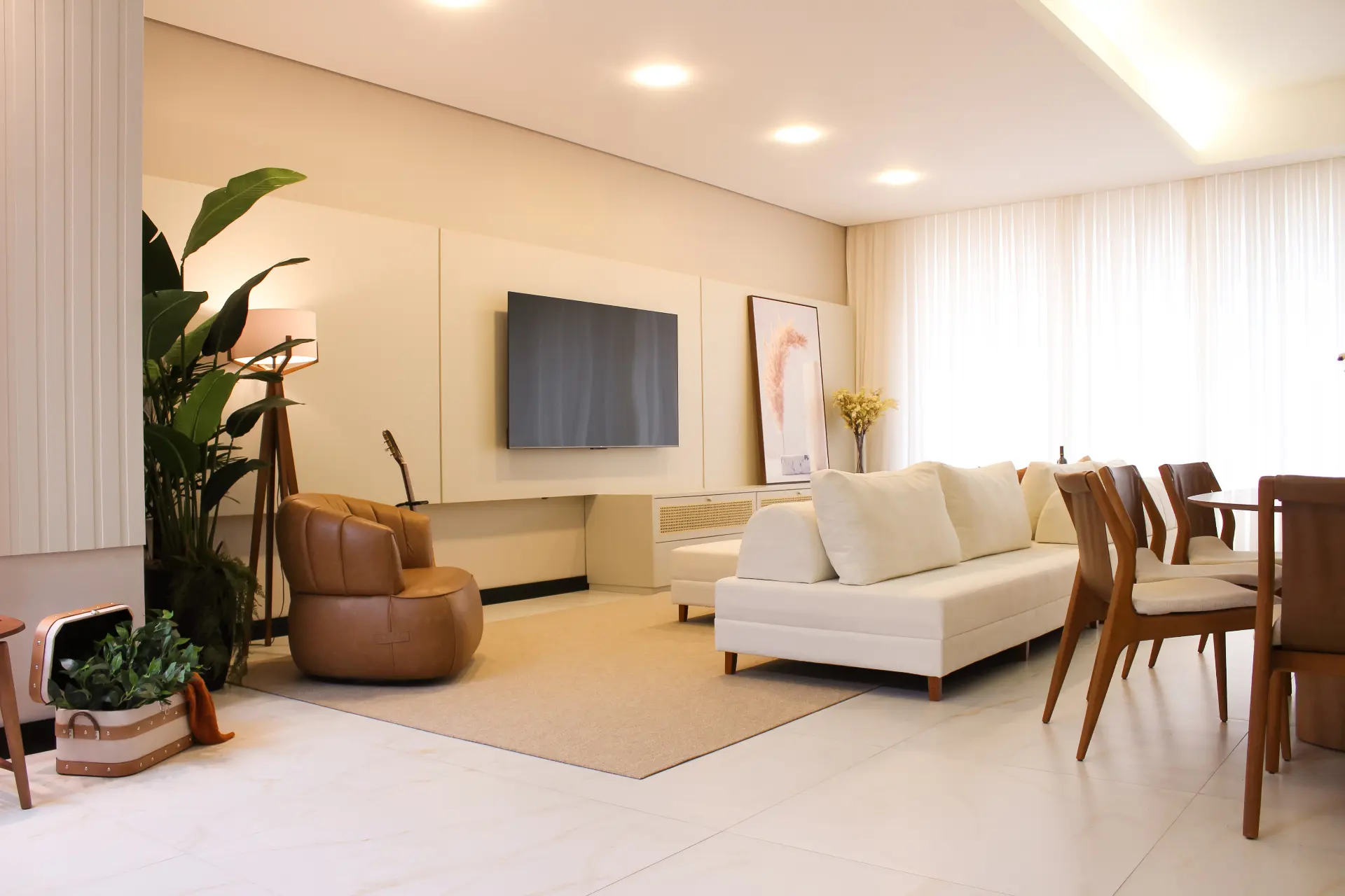Sala minimalista com luz natural